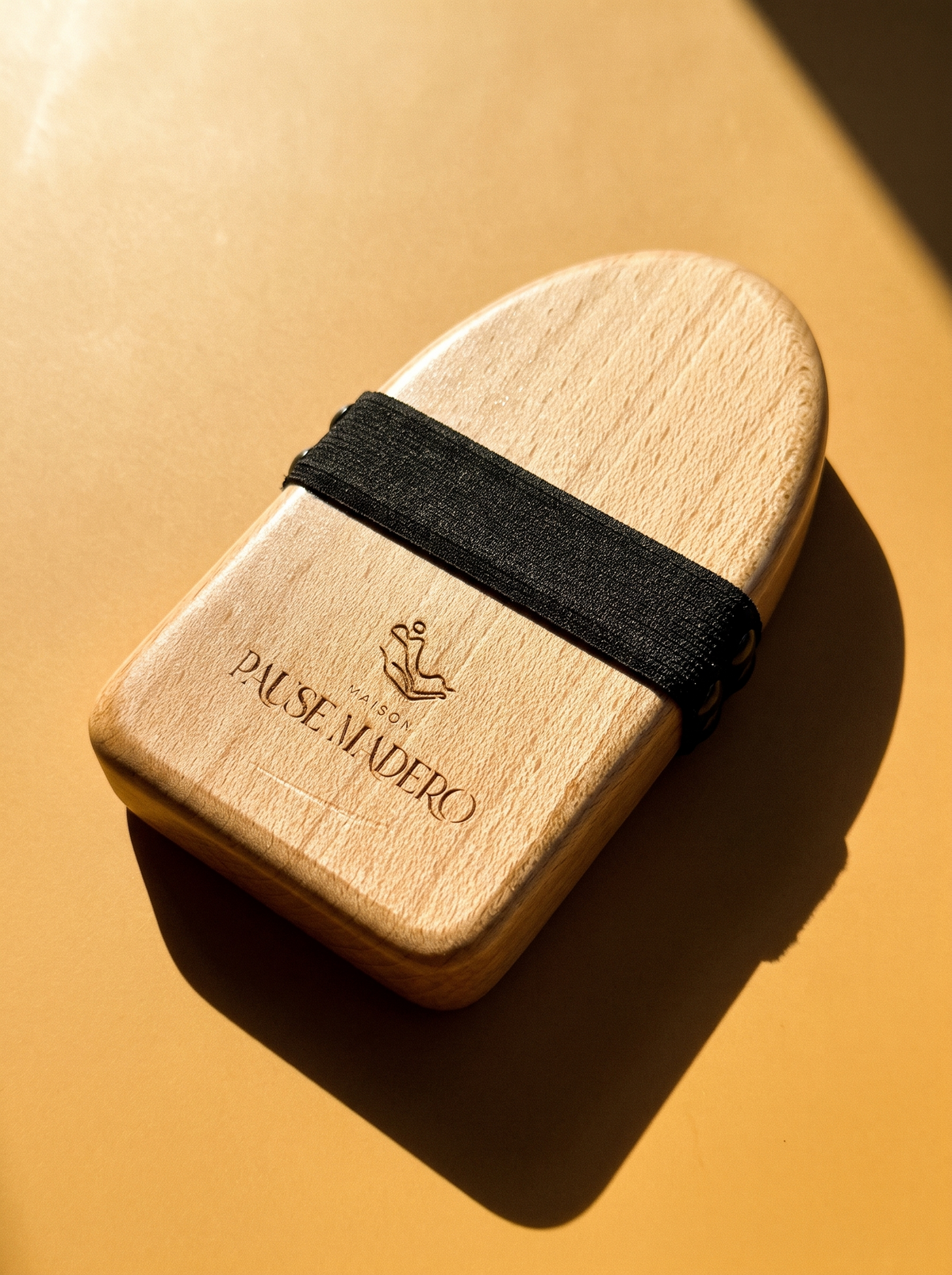 Gant de massage anti-cellulite en bois Maison Pause Madero, face lisse gravée