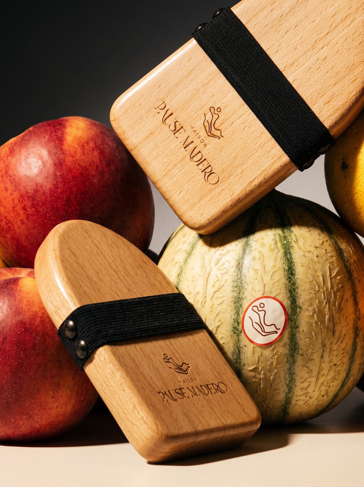 Gants de massage anti-cellulite en bois Pause Madero avec des pommes et un melon