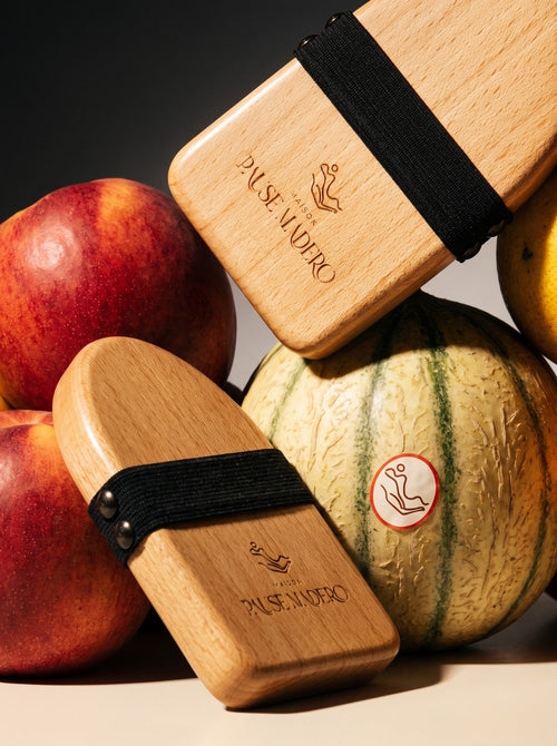 Gants de massage anti-cellulite en bois Pause Madero avec des pommes et un melon